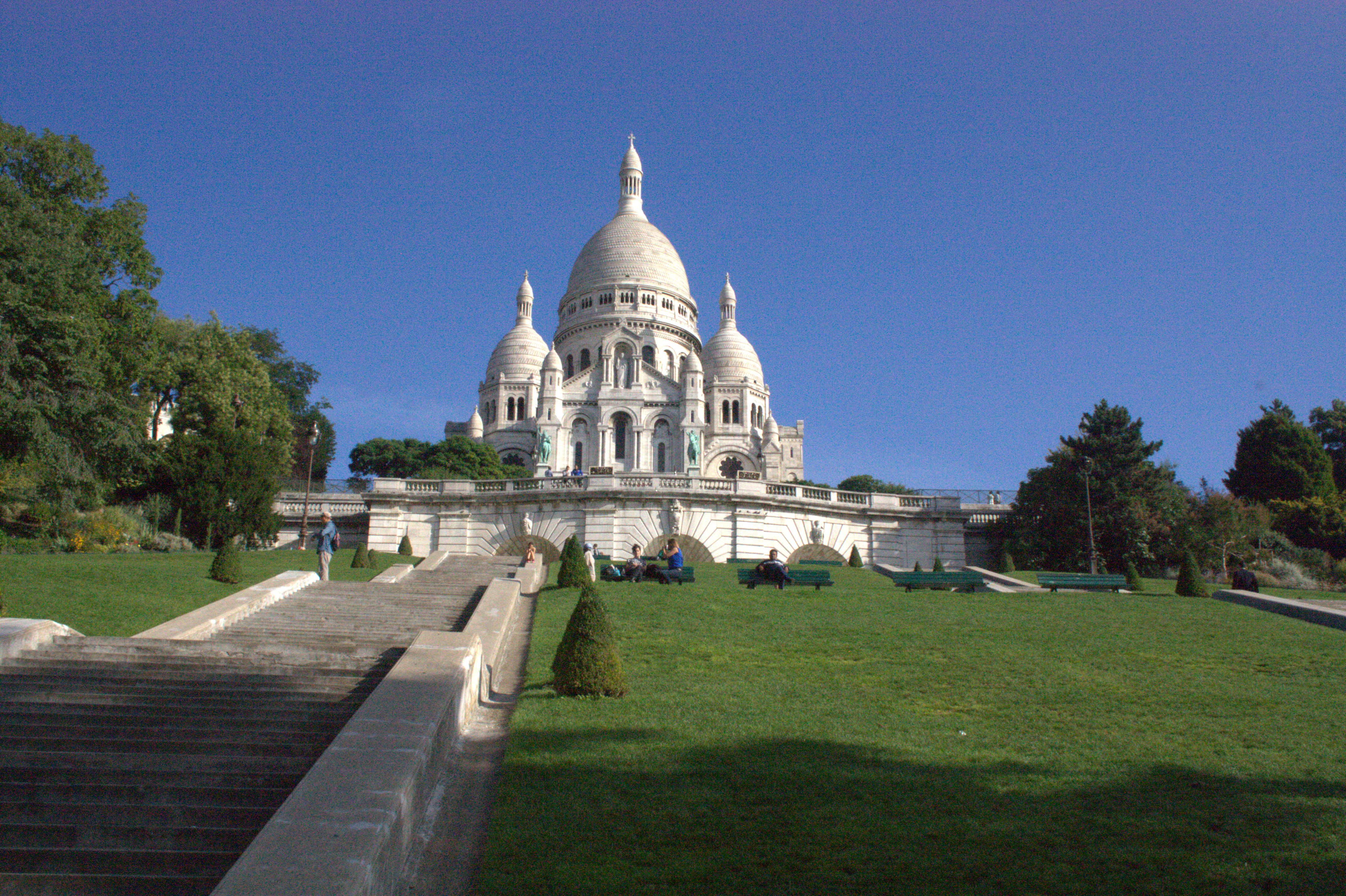 From the cobbled streets of Montmartre, the pristine domes of Sacré-Cœur rise. A perfect moment to pause.